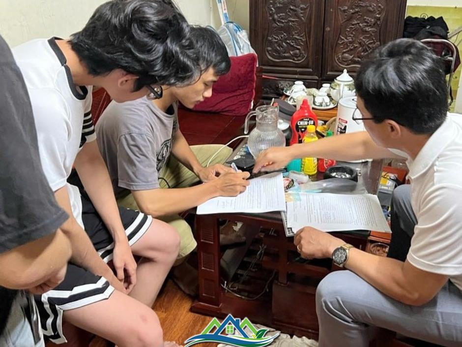 Di dời gấp nhiều hộ dân khỏi khu tập thể nguy hiểm bậc nhất Hà Nội trước khi bão về Di dời gấp nhiều hộ dân khỏi khu tập thể nguy hiểm bậc nhất Hà Nội trước khi bão về