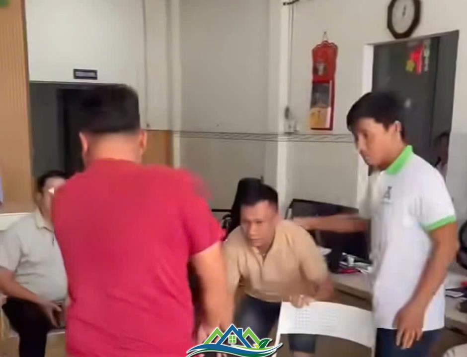 Diễn biến mới vụ công an vào phòng công chứng khống chế kẻ làm giả sổ đỏ Diễn biến mới vụ công an vào phòng công chứng khống chế kẻ làm giả sổ đỏ