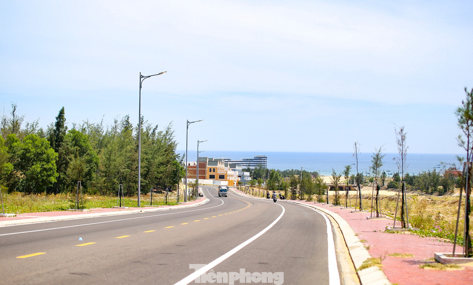 Diện mạo mới cung đường xuyên đồi cát, bên những cột điện gió khổng lồ chạy về làng chài cổ ở Gia Lai