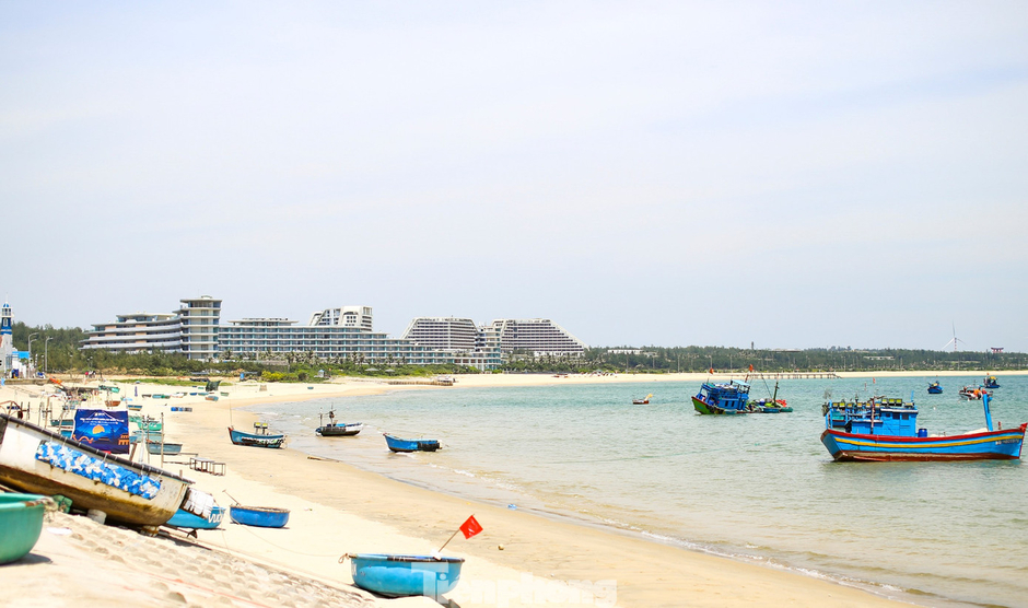 Diện mạo mới cung đường xuyên đồi cát, bên những cột điện gió khổng lồ chạy về làng chài cổ ở Gia Lai