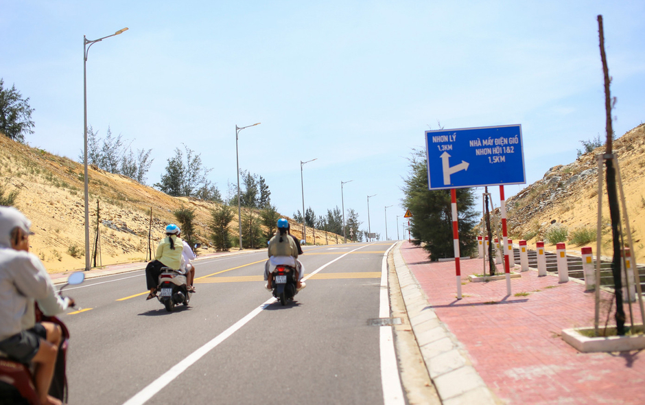 Diện mạo mới cung đường xuyên đồi cát, bên những cột điện gió khổng lồ chạy về làng chài cổ ở Gia Lai