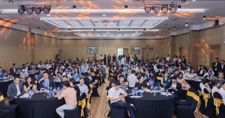 Dư âm sự kiện ra mắt BST khối đế Đà Nẵng ven sông Hàn