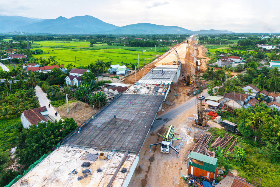 Dự án lớn nhất, có hầm xuyên núi dài nhất cao tốc Bắc Nam: Hơn 4.000 công nhân và máy móc làm việc suốt ngày đêm, phấn đấu vượt tiến độ 8 tháng Dự án lớn nhất, có hầm xuyên núi dài nhất cao tốc Bắc Nam: Hơn 4.000 công nhân và máy móc làm việc suốt ngày đêm, phấn đấu vượt tiến độ 8 tháng