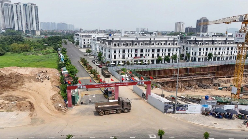 Dù đã có biệt thự 2.000m2 tại Mỹ, nhà phố cổ nhưng Bằng Kiều vẫn “tất tay” mua một lúc 3 căn chung cư Hà Nội, tên chủ đầu tư càng khiến nhiều người ngỡ ngàng Dù đã có biệt thự 2.000m2 tại Mỹ, nhà phố cổ nhưng Bằng Kiều vẫn “tất tay” mua một lúc 3 căn chung cư Hà Nội, tên chủ đầu tư càng khiến nhiều người ngỡ ngàng