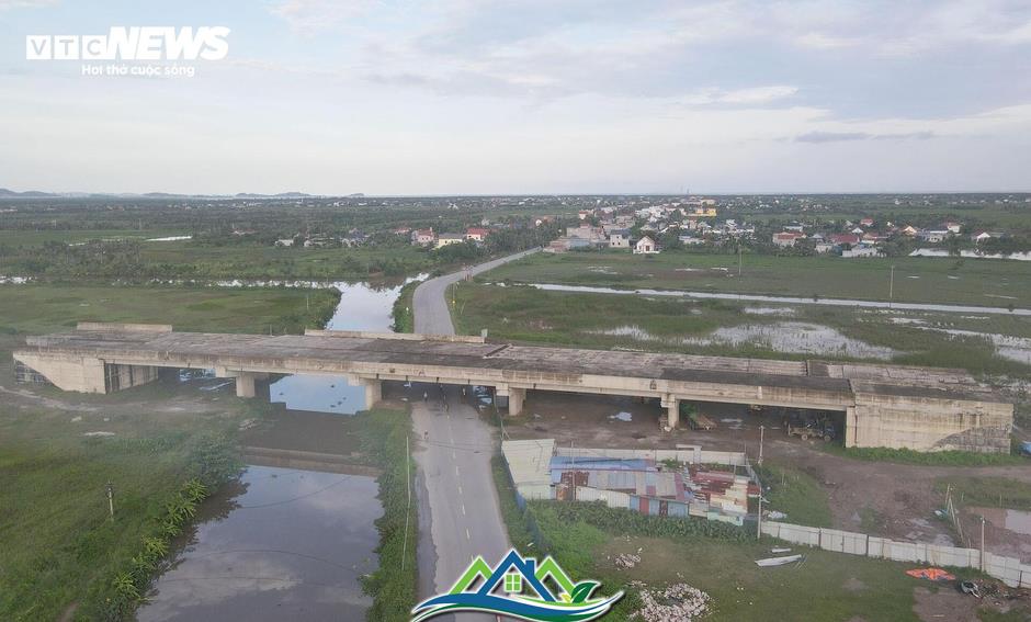 Đường bộ ven biển qua Hải Phòng 3.700 tỷ đồng 'đắp chiếu' sau 8 năm khởi công Đường bộ ven biển qua Hải Phòng 3.700 tỷ đồng 'đắp chiếu' sau 8 năm khởi công