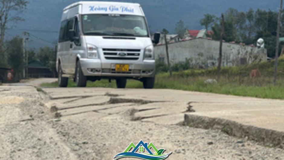 Đường hơn 1.800 tỷ ở Đà Nẵng mới thảm nhựa đã bong tróc, vá chằng vá đụp Đường hơn 1.800 tỷ ở Đà Nẵng mới thảm nhựa đã bong tróc, vá chằng vá đụp