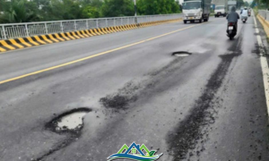 Đường hơn 1.800 tỷ ở Đà Nẵng mới thảm nhựa đã bong tróc, vá chằng vá đụp Đường hơn 1.800 tỷ ở Đà Nẵng mới thảm nhựa đã bong tróc, vá chằng vá đụp
