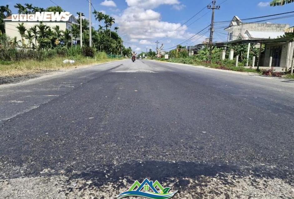 Đường hơn 1.800 tỷ ở Đà Nẵng mới thảm nhựa đã bong tróc, vá chằng vá đụp Đường hơn 1.800 tỷ ở Đà Nẵng mới thảm nhựa đã bong tróc, vá chằng vá đụp