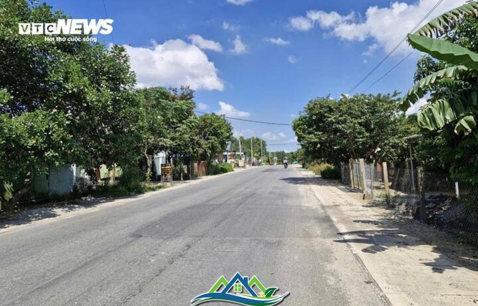 Đường hơn 1.800 tỷ ở Đà Nẵng mới thảm nhựa đã bong tróc, vá chằng vá đụp Đường hơn 1.800 tỷ ở Đà Nẵng mới thảm nhựa đã bong tróc, vá chằng vá đụp