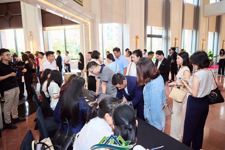 Gần 1000 khách hàng “tranh nhau” 300 căn hộ view biển tại Regal Residence Đồng Hới