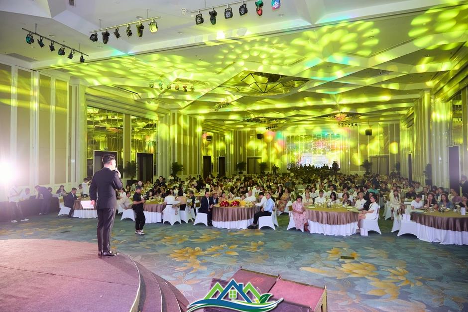 Gần 1000 khách hàng “tranh nhau” 300 căn hộ view biển tại Regal Residence Đồng Hới