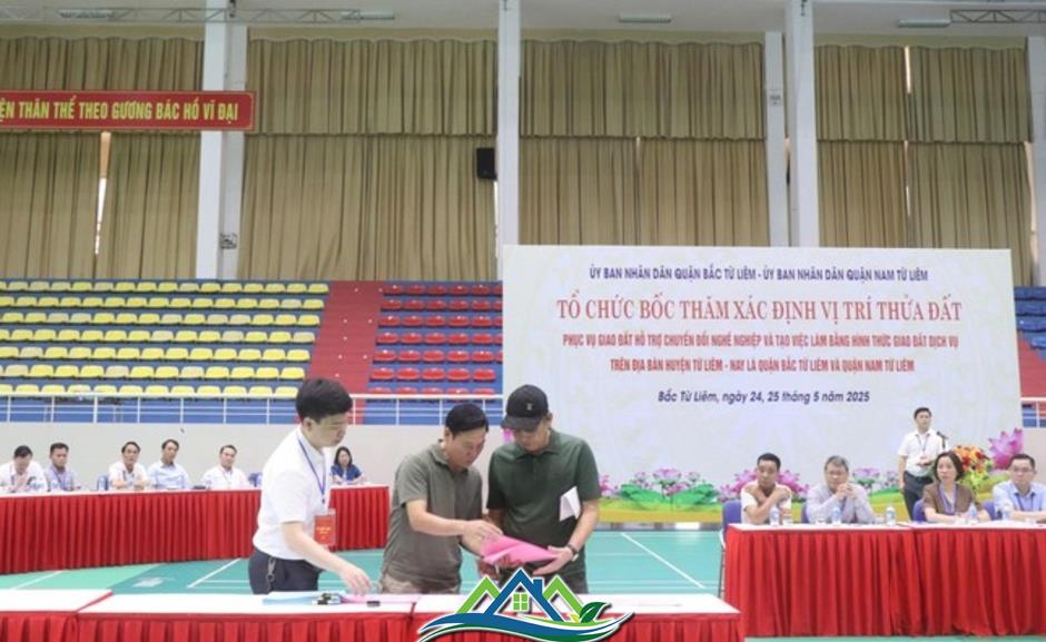 Gần 20 năm chờ đợi, người đàn ông bốc thăm được lô đất dịch vụ 3 mặt tiền Gần 20 năm chờ đợi, người đàn ông bốc thăm được lô đất dịch vụ 3 mặt tiền