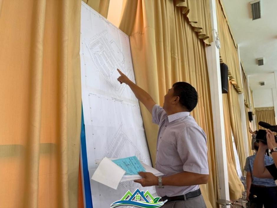 Gần 20 năm chờ đợi, người đàn ông bốc thăm được lô đất dịch vụ 3 mặt tiền Gần 20 năm chờ đợi, người đàn ông bốc thăm được lô đất dịch vụ 3 mặt tiền