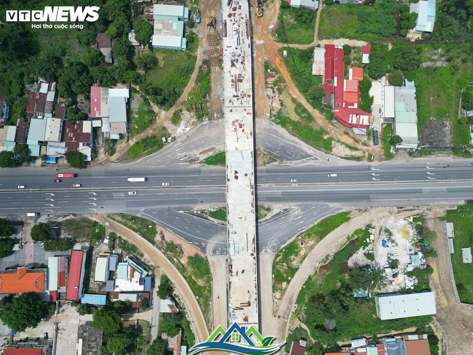 Gấp rút thi công tuyến đường kết nối cảng với khu công nghiệp Gấp rút thi công tuyến đường kết nối cảng với khu công nghiệp