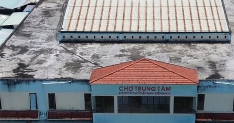 Giá thuê mặt bằng ở chợ đột ngột tăng vọt, hàng trăm tiểu thương điêu đứng