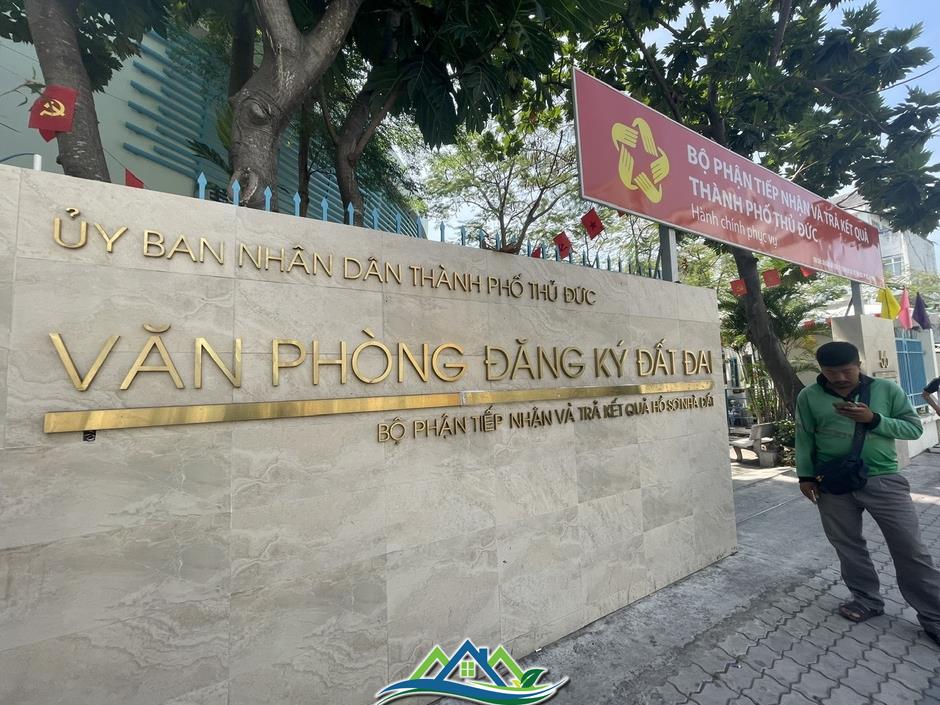 Giao dịch bất động sản ở TP HCM nhộn nhịp trở lại, văn phòng đăng ký đất đai đông nghẹt người