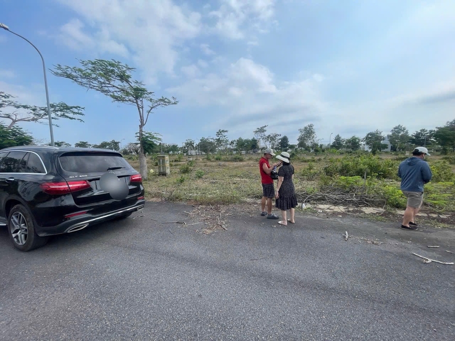 Giữ lô đất 10 năm không bán, giá tăng gấp 7 lần, nhà đầu tư này vẫn tự tin: “Tôi chờ thêm 10 năm nữa” Giữ lô đất 10 năm không bán, giá tăng gấp 7 lần, nhà đầu tư này vẫn tự tin: “Tôi chờ thêm 10 năm nữa”