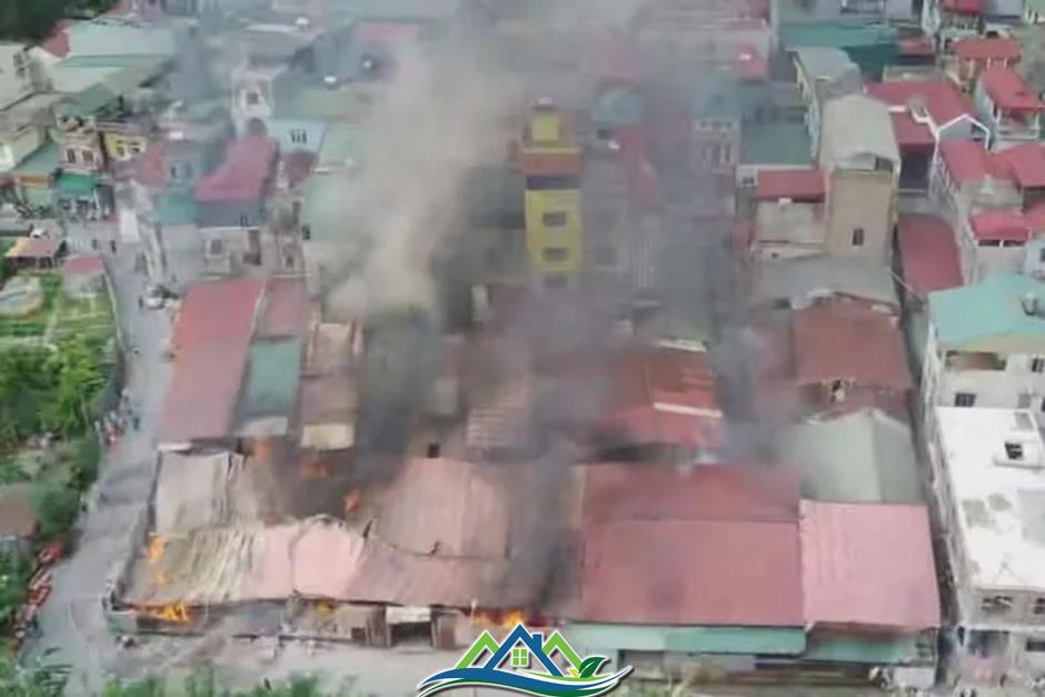 Hà Nội: Cháy xưởng gỗ ở Đông Anh, lửa bùng lên dữ dội Hà Nội: Cháy xưởng gỗ ở Đông Anh, lửa bùng lên dữ dội