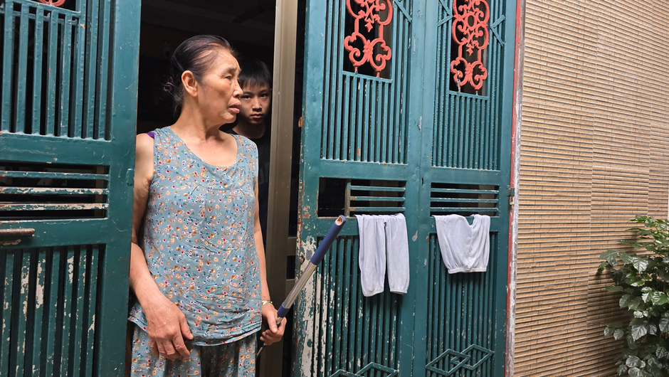 Hà Nội: Nhiều hộ dân sống bất an trong những căn nhà xập xệ nhưng không được xây mới dù có sổ đỏ Hà Nội: Nhiều hộ dân sống bất an trong những căn nhà xập xệ nhưng không được xây mới dù có sổ đỏ