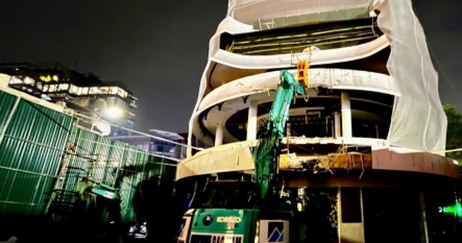 Hà Nội phá dỡ tòa nhà 