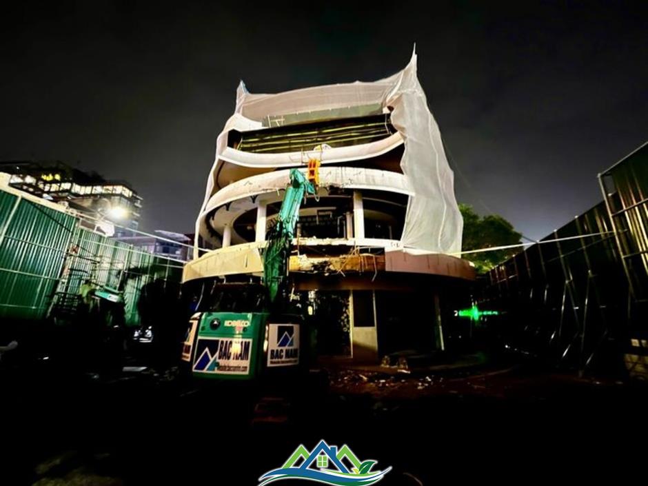 Hà Nội phá dỡ tòa nhà 'Hàm cá mập' trong 20 ngày Hà Nội phá dỡ tòa nhà 'Hàm cá mập' trong 20 ngày