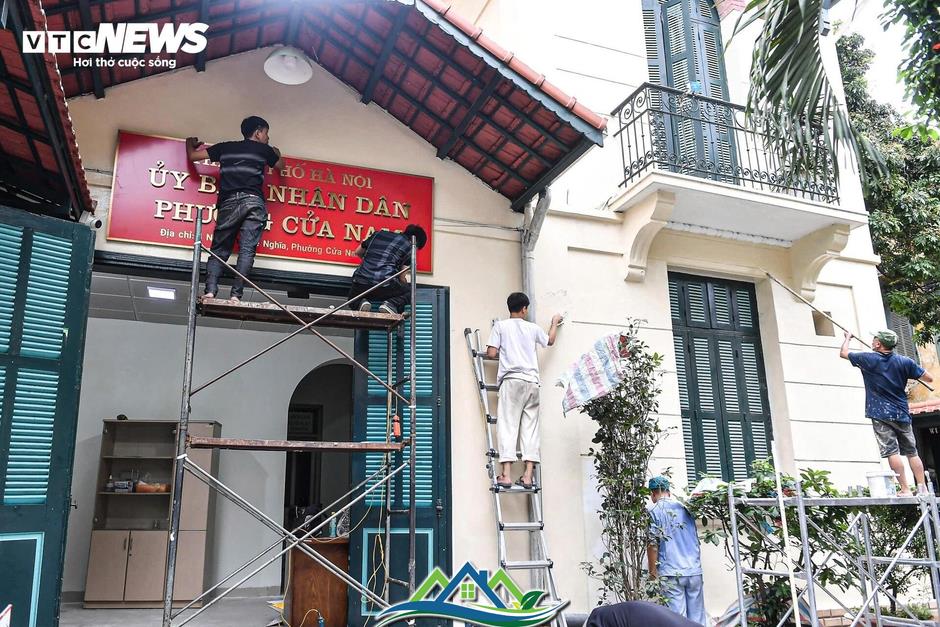 Hà Nội thay biển trụ sở phường mới, sẵn sàng vận hành chính quyền 2 cấp từ 1/7 Hà Nội thay biển trụ sở phường mới, sẵn sàng vận hành chính quyền 2 cấp từ 1/7