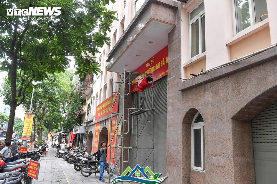 Hà Nội thay biển trụ sở phường mới, sẵn sàng vận hành chính quyền 2 cấp từ 1/7 Hà Nội thay biển trụ sở phường mới, sẵn sàng vận hành chính quyền 2 cấp từ 1/7