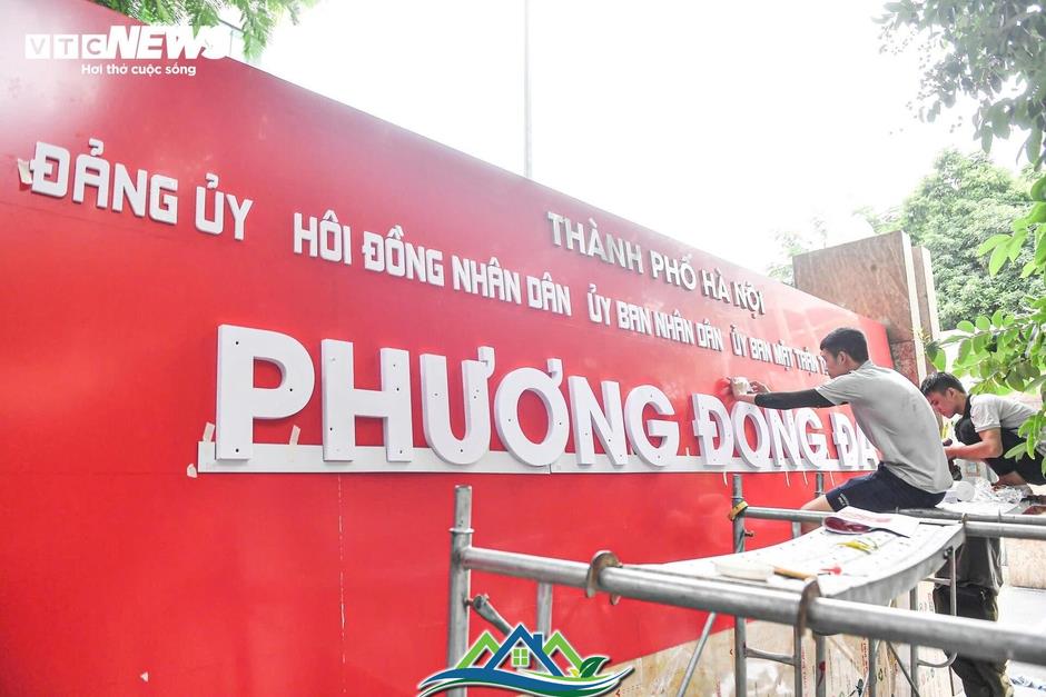 Hà Nội thay biển trụ sở phường mới, sẵn sàng vận hành chính quyền 2 cấp từ 1/7 Hà Nội thay biển trụ sở phường mới, sẵn sàng vận hành chính quyền 2 cấp từ 1/7