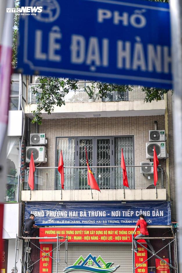 Hà Nội thay biển trụ sở phường mới, sẵn sàng vận hành chính quyền 2 cấp từ 1/7 Hà Nội thay biển trụ sở phường mới, sẵn sàng vận hành chính quyền 2 cấp từ 1/7