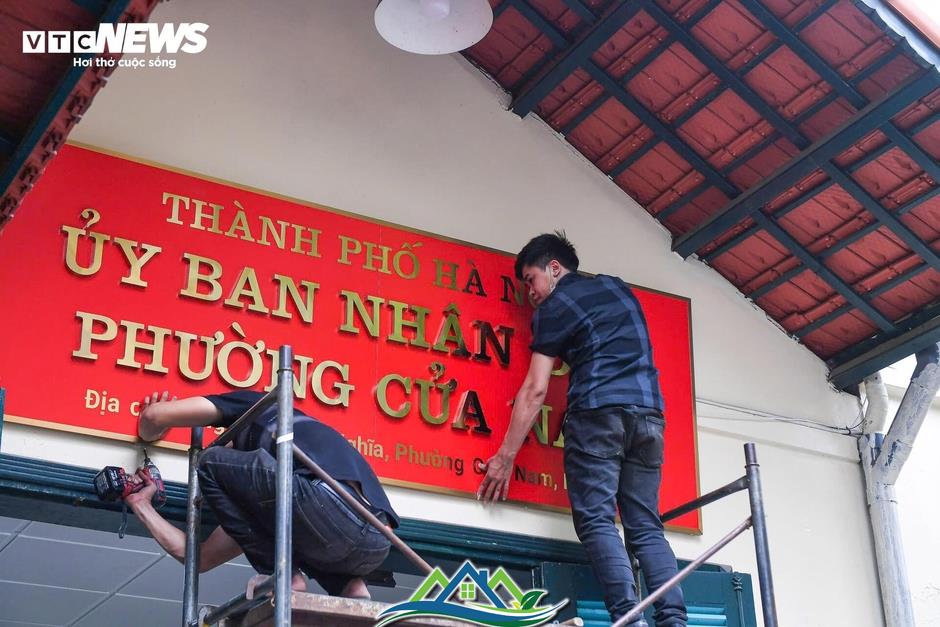 Hà Nội thay biển trụ sở phường mới, sẵn sàng vận hành chính quyền 2 cấp từ 1/7 Hà Nội thay biển trụ sở phường mới, sẵn sàng vận hành chính quyền 2 cấp từ 1/7