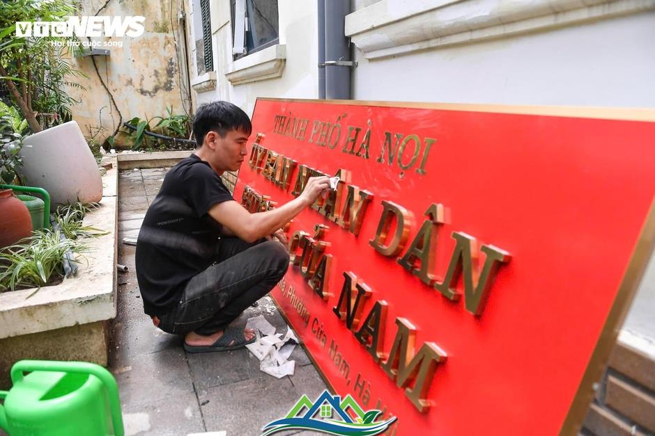 Hà Nội thay biển trụ sở phường mới, sẵn sàng vận hành chính quyền 2 cấp từ 1/7 Hà Nội thay biển trụ sở phường mới, sẵn sàng vận hành chính quyền 2 cấp từ 1/7