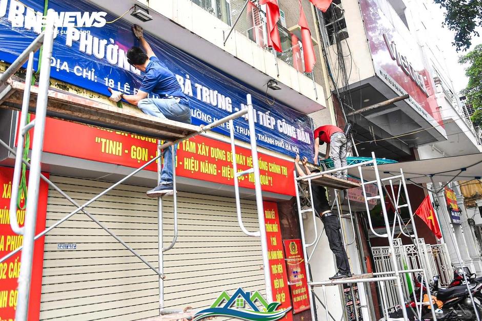 Hà Nội thay biển trụ sở phường mới, sẵn sàng vận hành chính quyền 2 cấp từ 1/7 Hà Nội thay biển trụ sở phường mới, sẵn sàng vận hành chính quyền 2 cấp từ 1/7