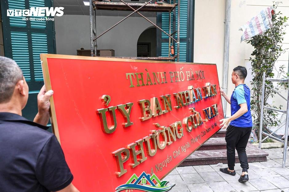 Hà Nội thay biển trụ sở phường mới, sẵn sàng vận hành chính quyền 2 cấp từ 1/7 Hà Nội thay biển trụ sở phường mới, sẵn sàng vận hành chính quyền 2 cấp từ 1/7