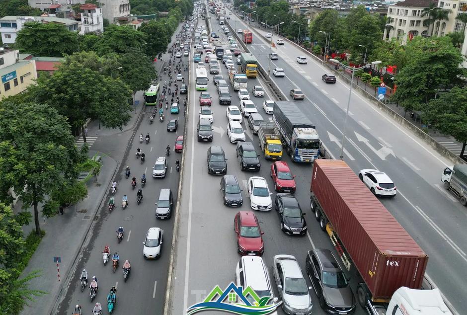 Hàng rào thi công chậm tiến độ gây ùn tắc kéo dài ở đường Vành đai 3 Hàng rào thi công chậm tiến độ gây ùn tắc kéo dài ở đường Vành đai 3