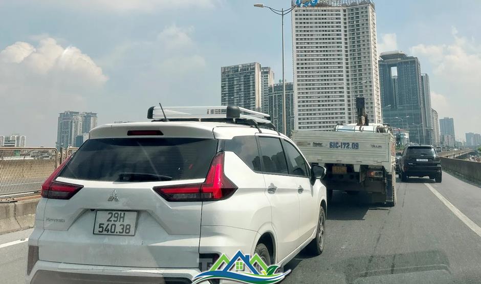 Hàng rào thi công chậm tiến độ gây ùn tắc kéo dài ở đường Vành đai 3 Hàng rào thi công chậm tiến độ gây ùn tắc kéo dài ở đường Vành đai 3
