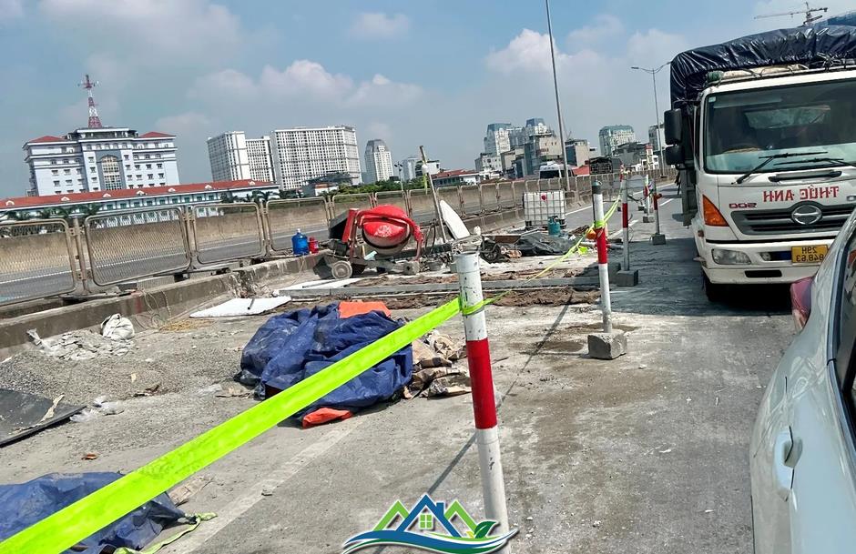 Hàng rào thi công chậm tiến độ gây ùn tắc kéo dài ở đường Vành đai 3 Hàng rào thi công chậm tiến độ gây ùn tắc kéo dài ở đường Vành đai 3