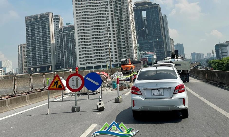 Hàng rào thi công chậm tiến độ gây ùn tắc kéo dài ở đường Vành đai 3 Hàng rào thi công chậm tiến độ gây ùn tắc kéo dài ở đường Vành đai 3