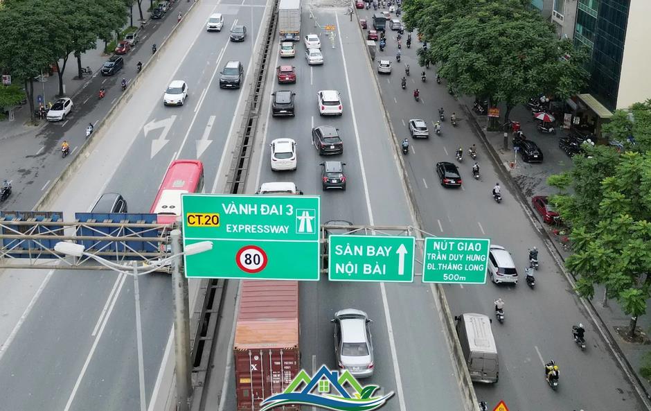 Hàng rào thi công chậm tiến độ gây ùn tắc kéo dài ở đường Vành đai 3 Hàng rào thi công chậm tiến độ gây ùn tắc kéo dài ở đường Vành đai 3