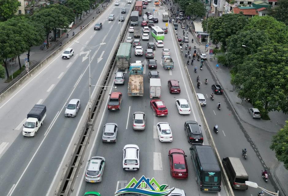 Hàng rào thi công chậm tiến độ gây ùn tắc kéo dài ở đường Vành đai 3 Hàng rào thi công chậm tiến độ gây ùn tắc kéo dài ở đường Vành đai 3
