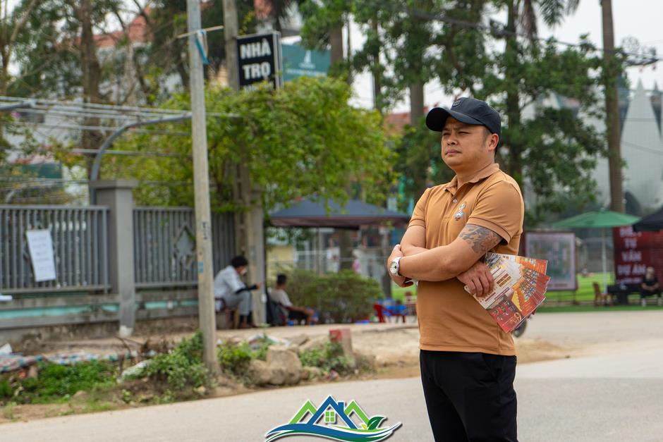 Hàng trăm môi giới đổ về Vinhomes Đan Phượng vẫy khách, mong bán một căn ăn cả năm