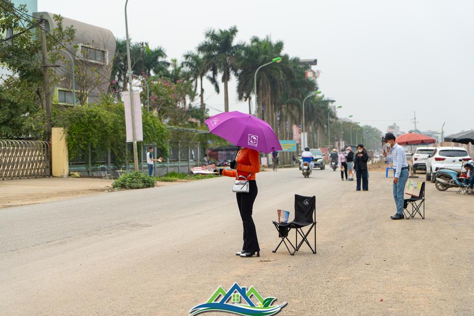 Hàng trăm môi giới đổ về Vinhomes Đan Phượng vẫy khách, mong bán một căn ăn cả năm