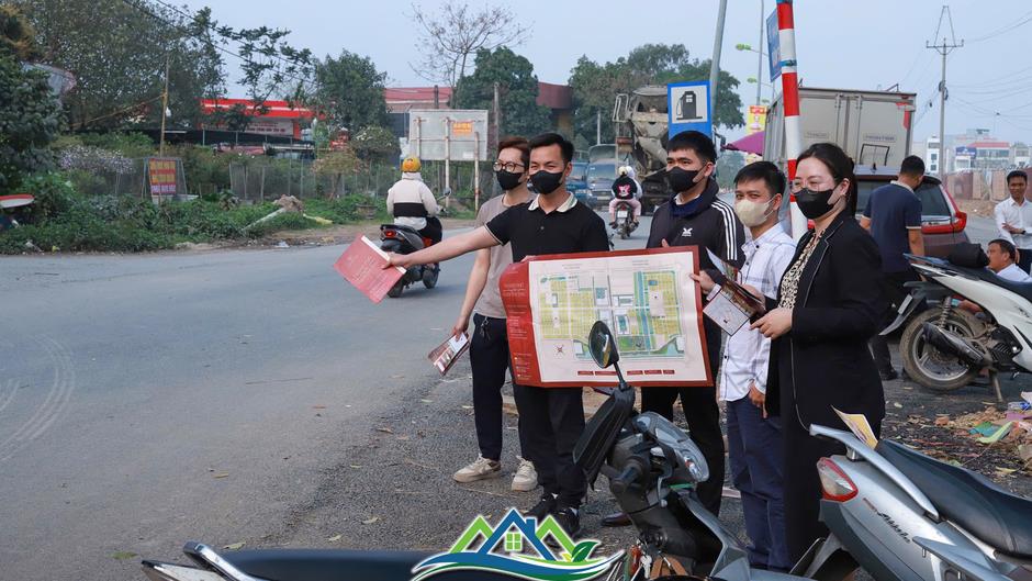 Hàng trăm môi giới đổ về Vinhomes Đan Phượng vẫy khách, mong bán một căn ăn cả năm