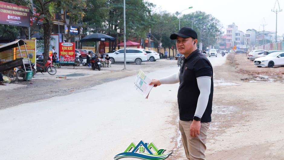 Hàng trăm môi giới đổ về Vinhomes Đan Phượng vẫy khách, mong bán một căn ăn cả năm