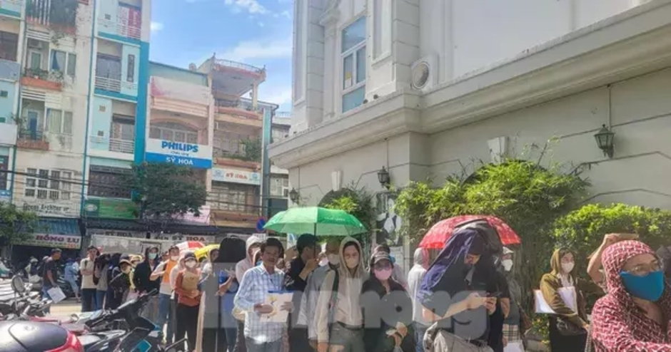 Hàng trăm người 