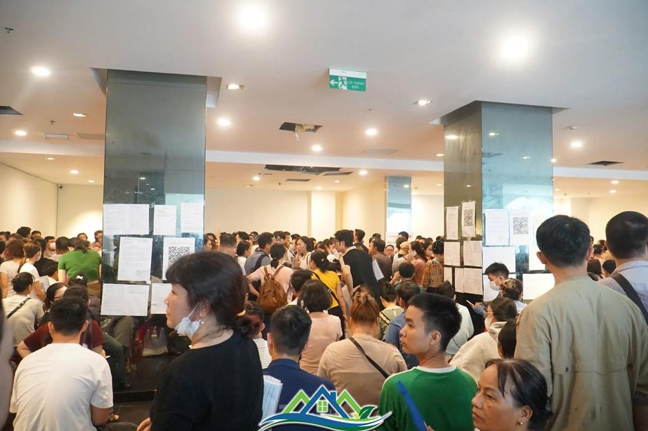 Hàng trăm người 'rồng rắn' xếp hàng mua dự án nhà ở xã hội 'hot' nhất Hàng trăm người 'rồng rắn' xếp hàng mua dự án nhà ở xã hội 'hot' nhất