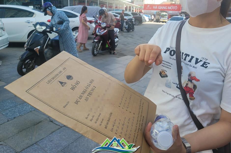 Hàng trăm người 'rồng rắn' xếp hàng mua dự án nhà ở xã hội 'hot' nhất Hàng trăm người 'rồng rắn' xếp hàng mua dự án nhà ở xã hội 'hot' nhất