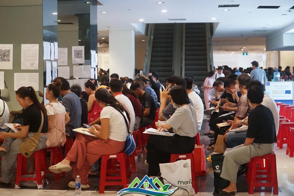 Hàng trăm người 'rồng rắn' xếp hàng mua dự án nhà ở xã hội 'hot' nhất Hàng trăm người 'rồng rắn' xếp hàng mua dự án nhà ở xã hội 'hot' nhất