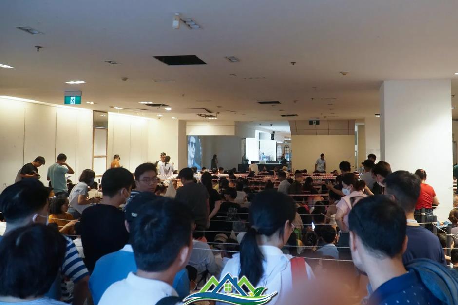 Hàng trăm người 'rồng rắn' xếp hàng mua dự án nhà ở xã hội 'hot' nhất Hàng trăm người 'rồng rắn' xếp hàng mua dự án nhà ở xã hội 'hot' nhất