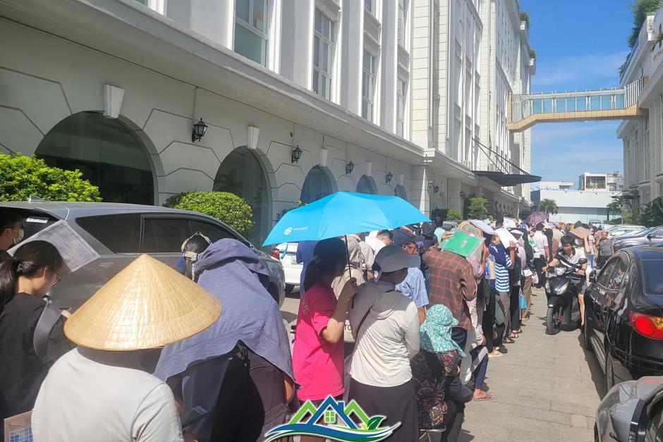 Hàng trăm người 'rồng rắn' xếp hàng mua dự án nhà ở xã hội 'hot' nhất Hàng trăm người 'rồng rắn' xếp hàng mua dự án nhà ở xã hội 'hot' nhất