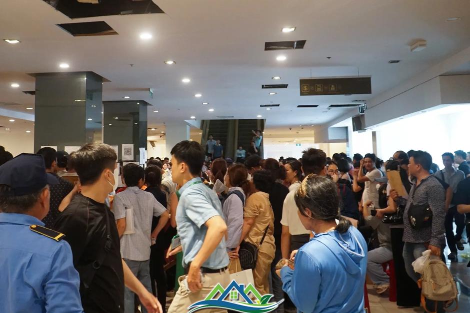 Hàng trăm người 'rồng rắn' xếp hàng mua dự án nhà ở xã hội 'hot' nhất Hàng trăm người 'rồng rắn' xếp hàng mua dự án nhà ở xã hội 'hot' nhất